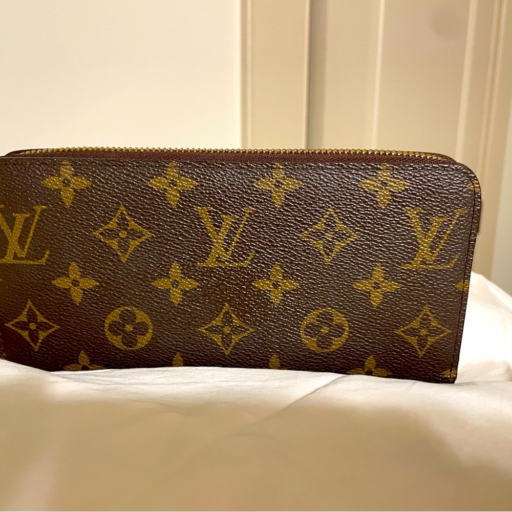 Louis Vuitton Zippy wallet, canvas Monogram, LV logo and leather lining.